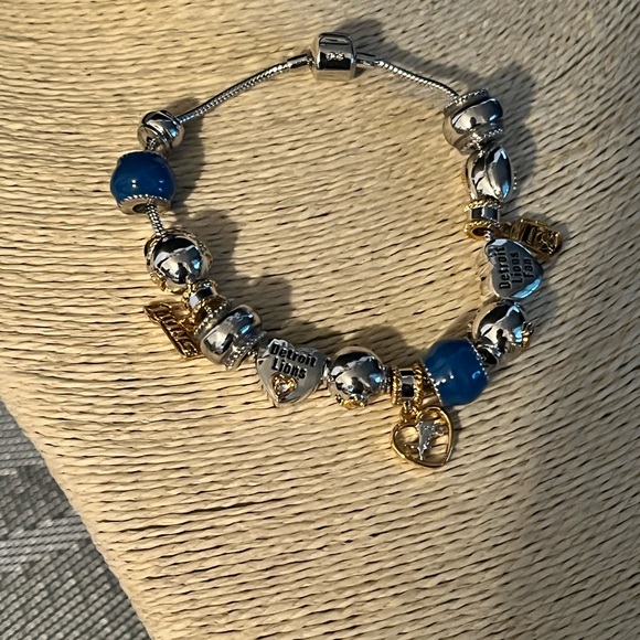 NFL DETROIT LIONS PRE-LOVED BRACELET CHARM FROM THE BRADFORD EXCHANGE - Picture 16 of 17